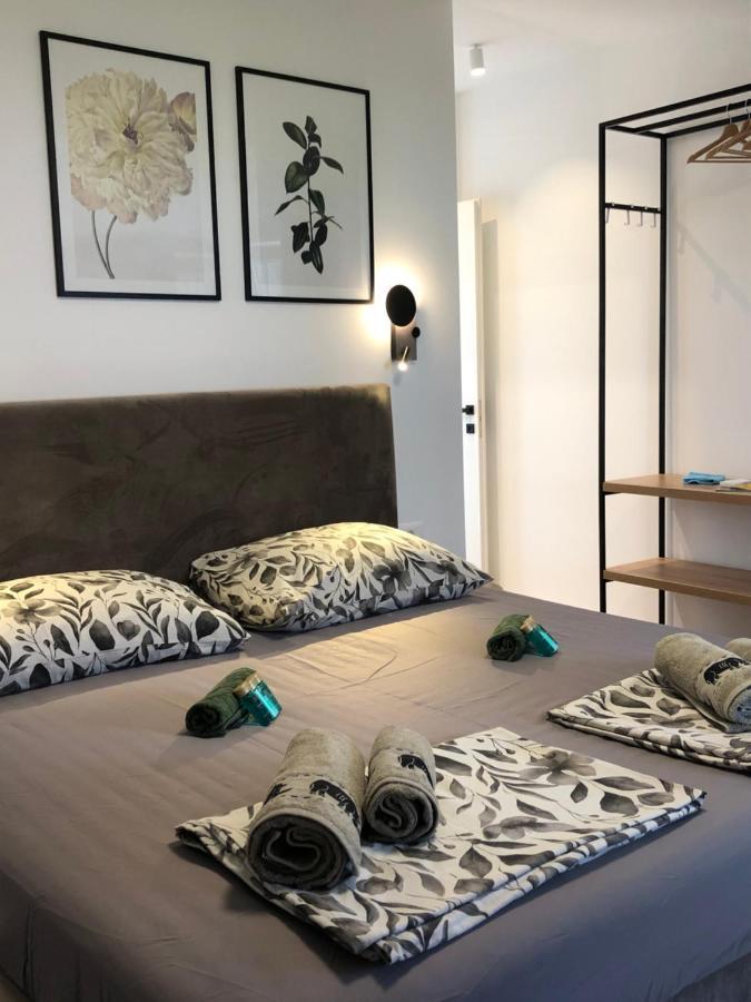 Omis - Private Ensuite Room With Balcony - Hotel Style Kültér fotó