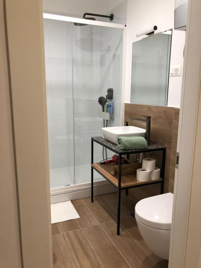 Omis - Private Ensuite Room With Balcony - Hotel Style Kültér fotó