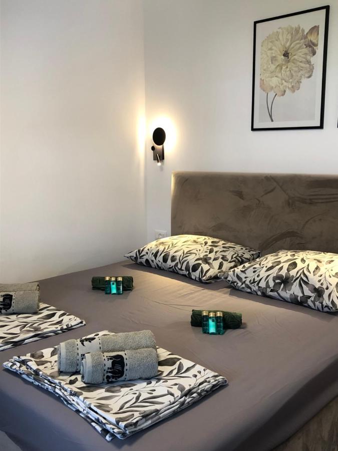 Omis - Private Ensuite Room With Balcony - Hotel Style Kültér fotó