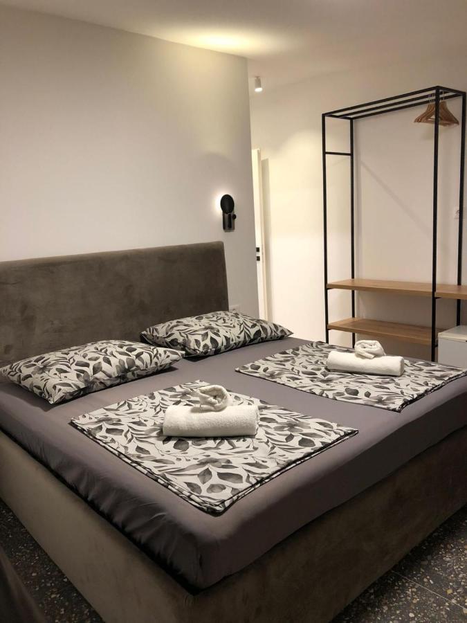 Omis - Private Ensuite Room With Balcony - Hotel Style Kültér fotó
