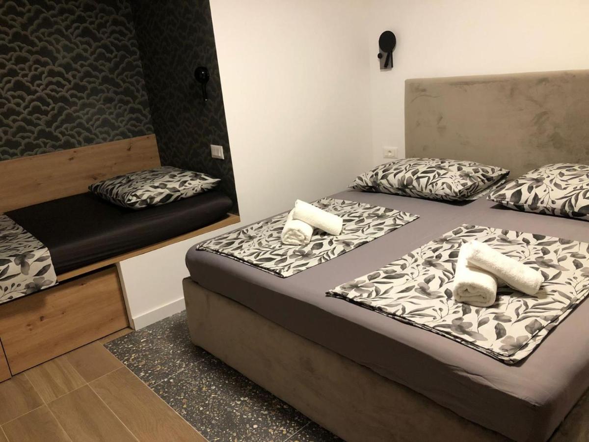 Omis - Private Ensuite Room With Balcony - Hotel Style Kültér fotó